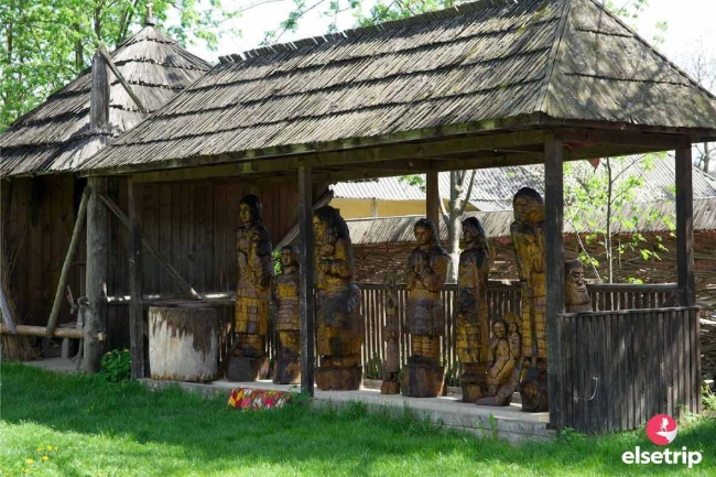 Statui-lemn-muzeul-tarancii-romane-dragomiresti